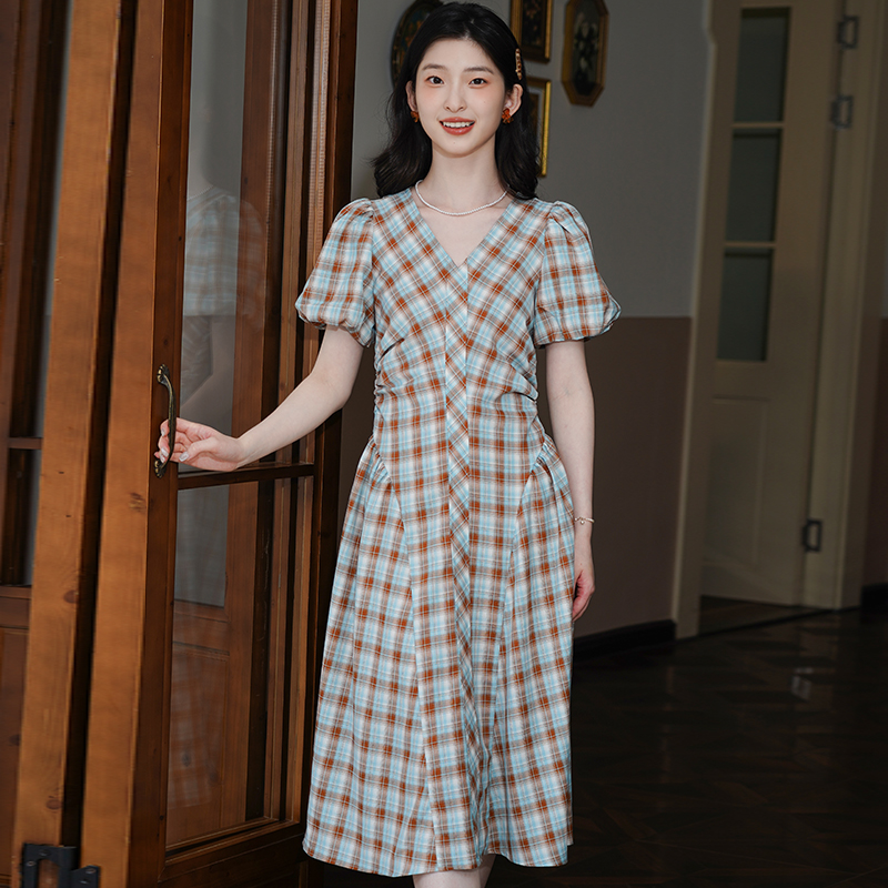 猫娘志格子V领短袖连衣裙女夏季显瘦大摆A字长裙轻奢设计感2024