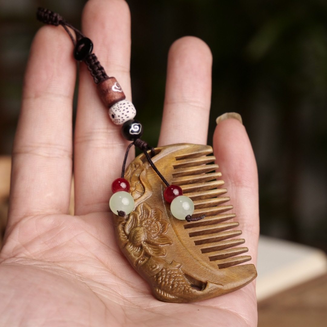 绿檀古风小荷花鱼口袋雕花木梳子小巧便携女生精美包包梳送礼梳福