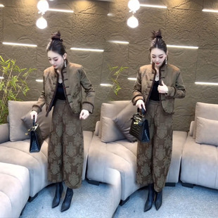 松弛感新中式风复古盘扣套装女冬季轻奢提花外套高腰阔腿裤两件套