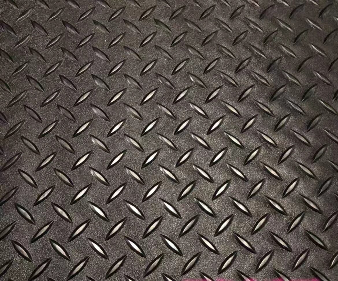 黑色磨砂钢板纹塑胶地板革
