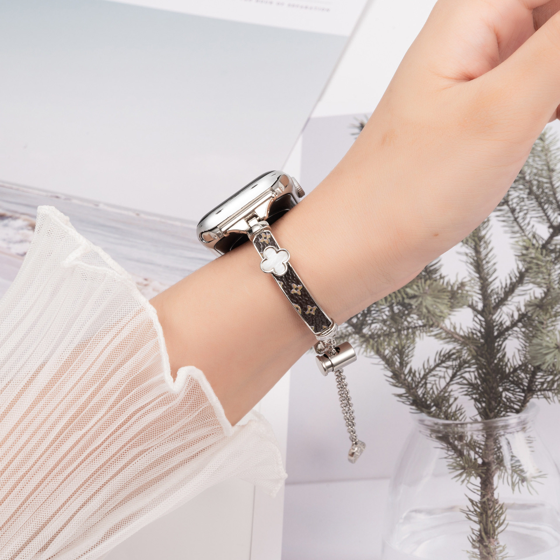 适用苹果手表四叶草手镯链iwatch表带手环watchS10小众