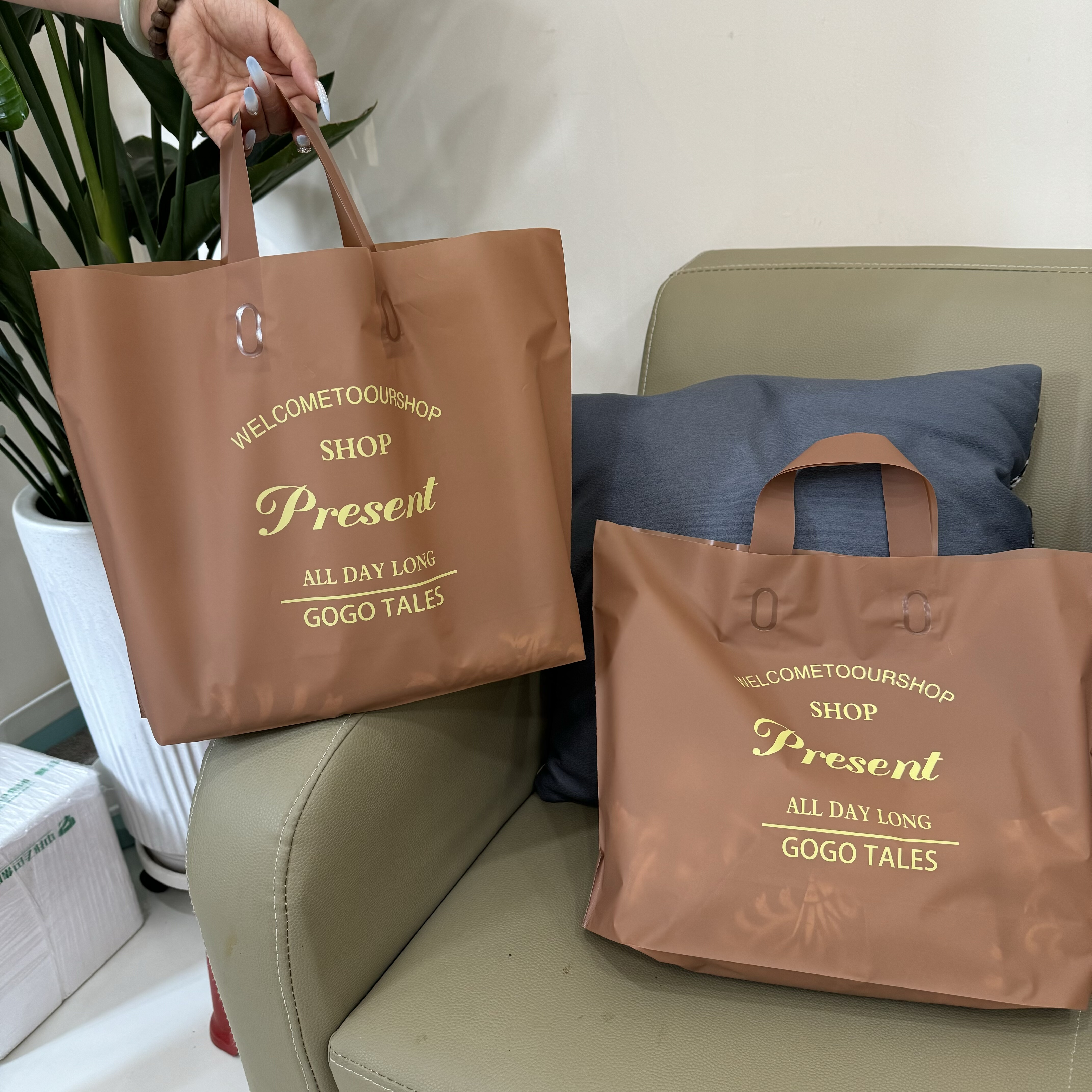 高档磨砂袋服装鞋店手提袋塑料礼物礼品包装衣服购物袋子可印logo