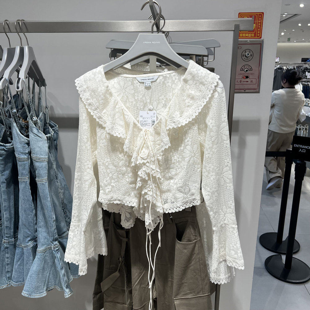 UR国内2025秋季女花朵肌理荷叶边系带长袖开襟衬衫UYL250110