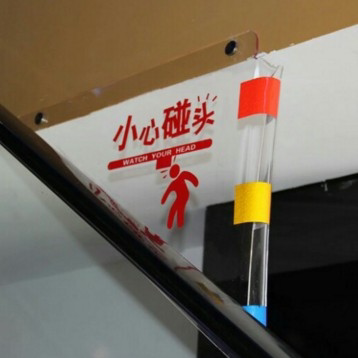 小心碰头亚克力温馨三角牌电梯