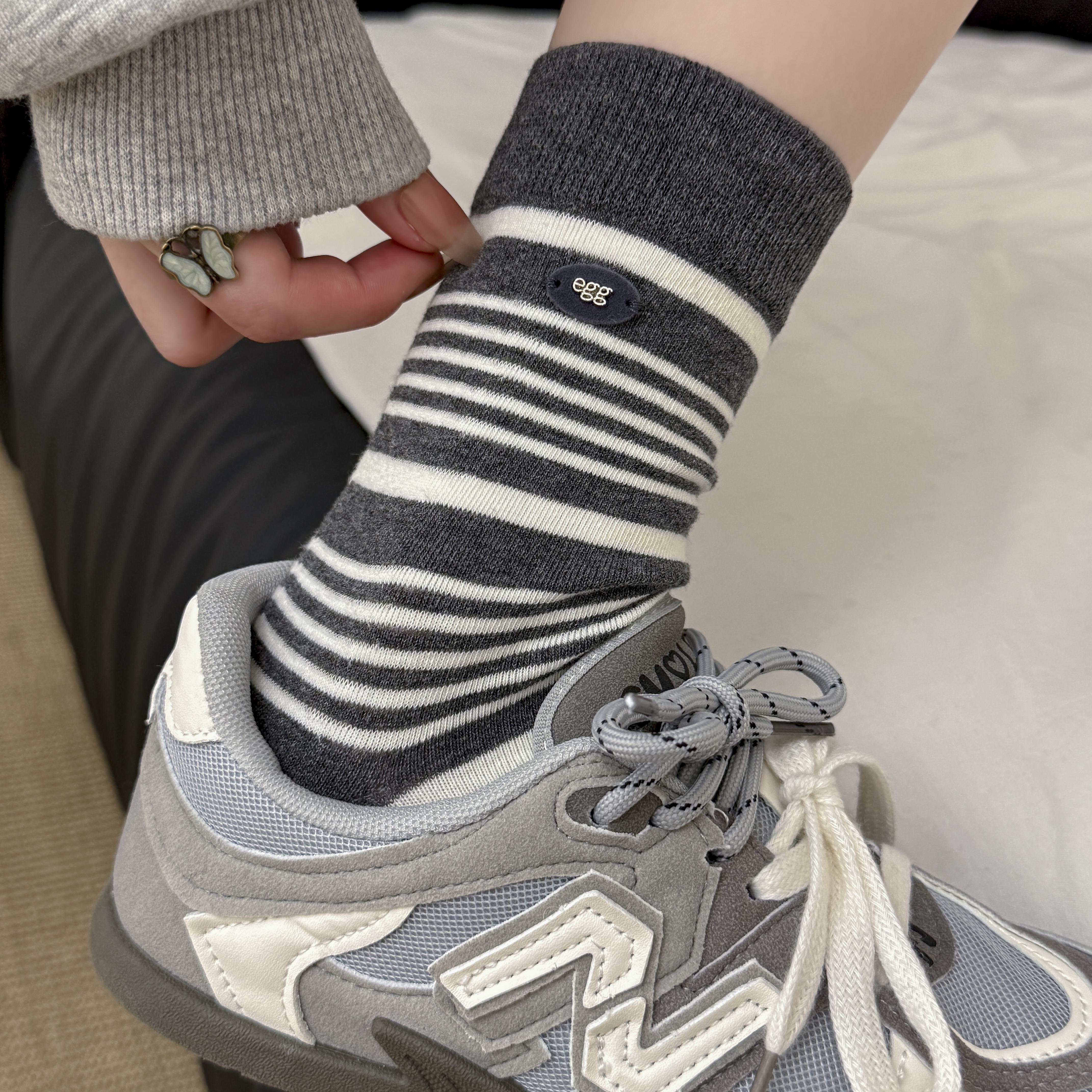 韩系纽扣字母EGG女袜2025秋冬新款撞色条纹棉质运动中筒堆堆袜子