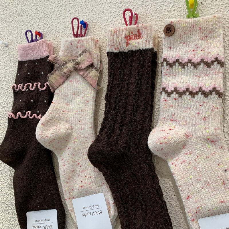 冬季加厚保暖羊毛袜2025新款波浪纹格子蝴蝶结浮雕纽扣中筒堆堆袜