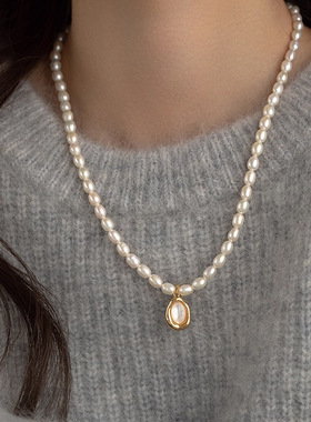天然淡水小米粒珍珠项链配饰女秋冬毛衣链轻奢高级感贝壳吊坠饰品