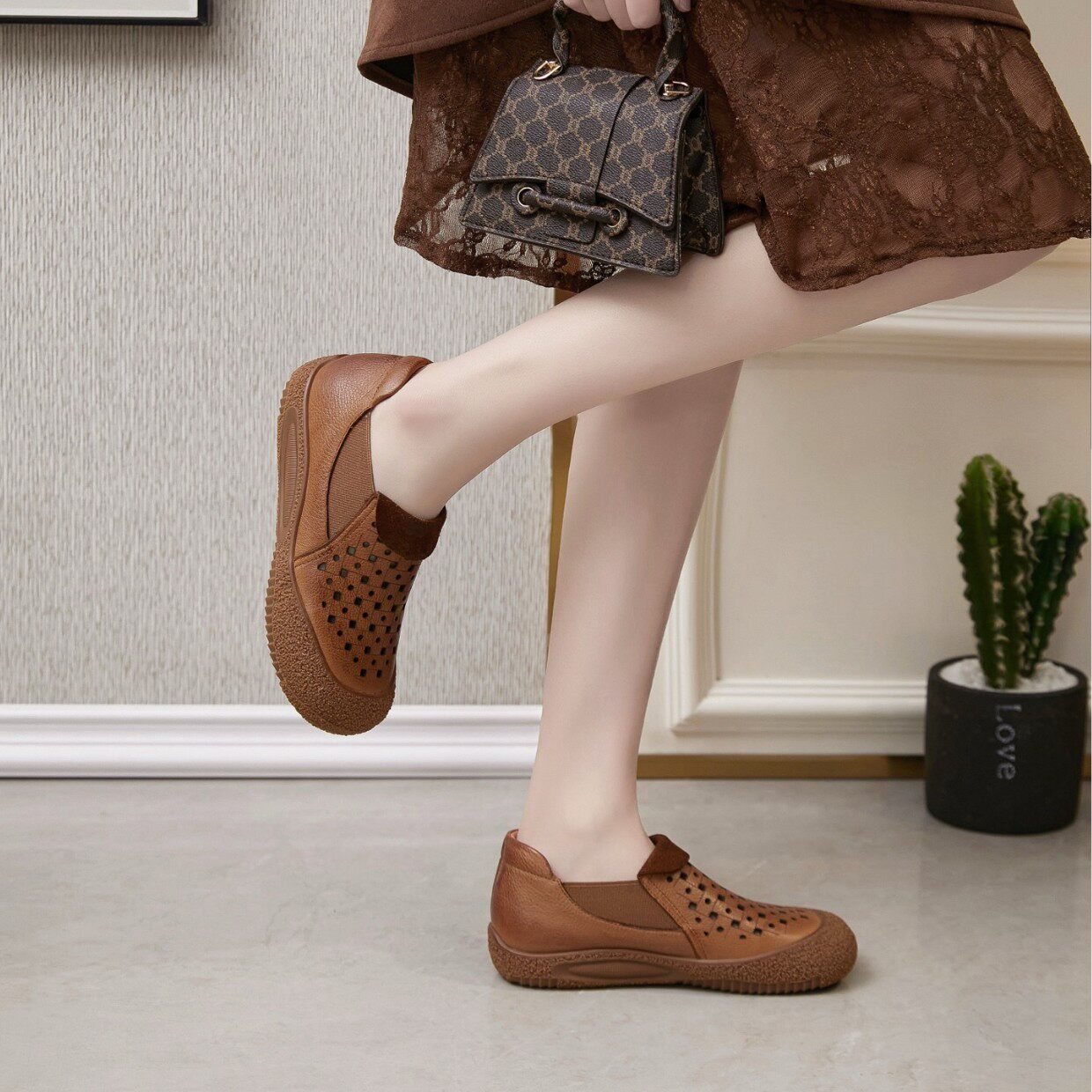 原创2026春季新款复古简约透气镂空洞洞鞋一脚蹬单鞋复古擦色女鞋