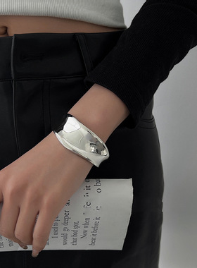 不规则弧形宽面波浪开口手镯冷淡