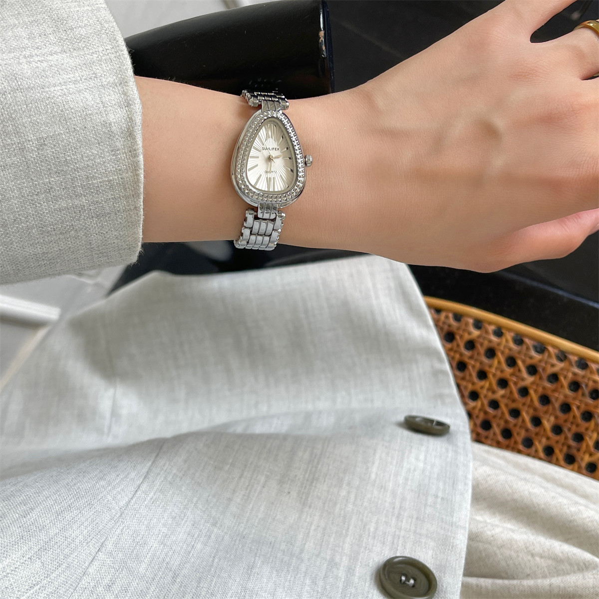 新款sunlife蛇形带钻手链表女奢华气质时尚ins小众复古金色手表女