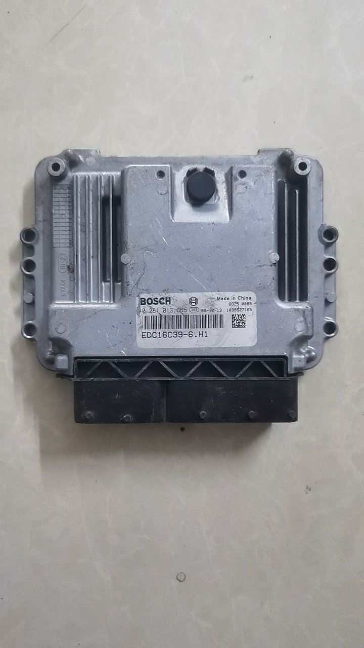 江铃宝典宝威驭胜凯运柴油发动机电脑板ECU 0281013665 EDC16C39