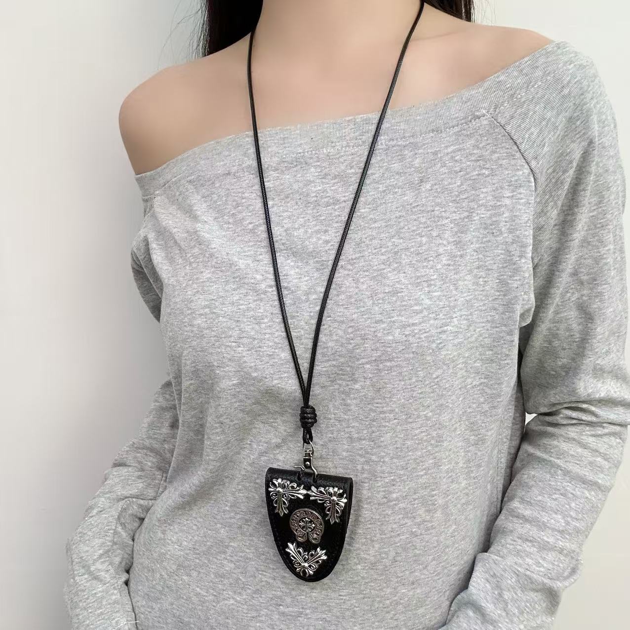 ins风人造皮革款挂脖收纳包项链耳机眼镜收纳锁骨链时尚毛衣链女