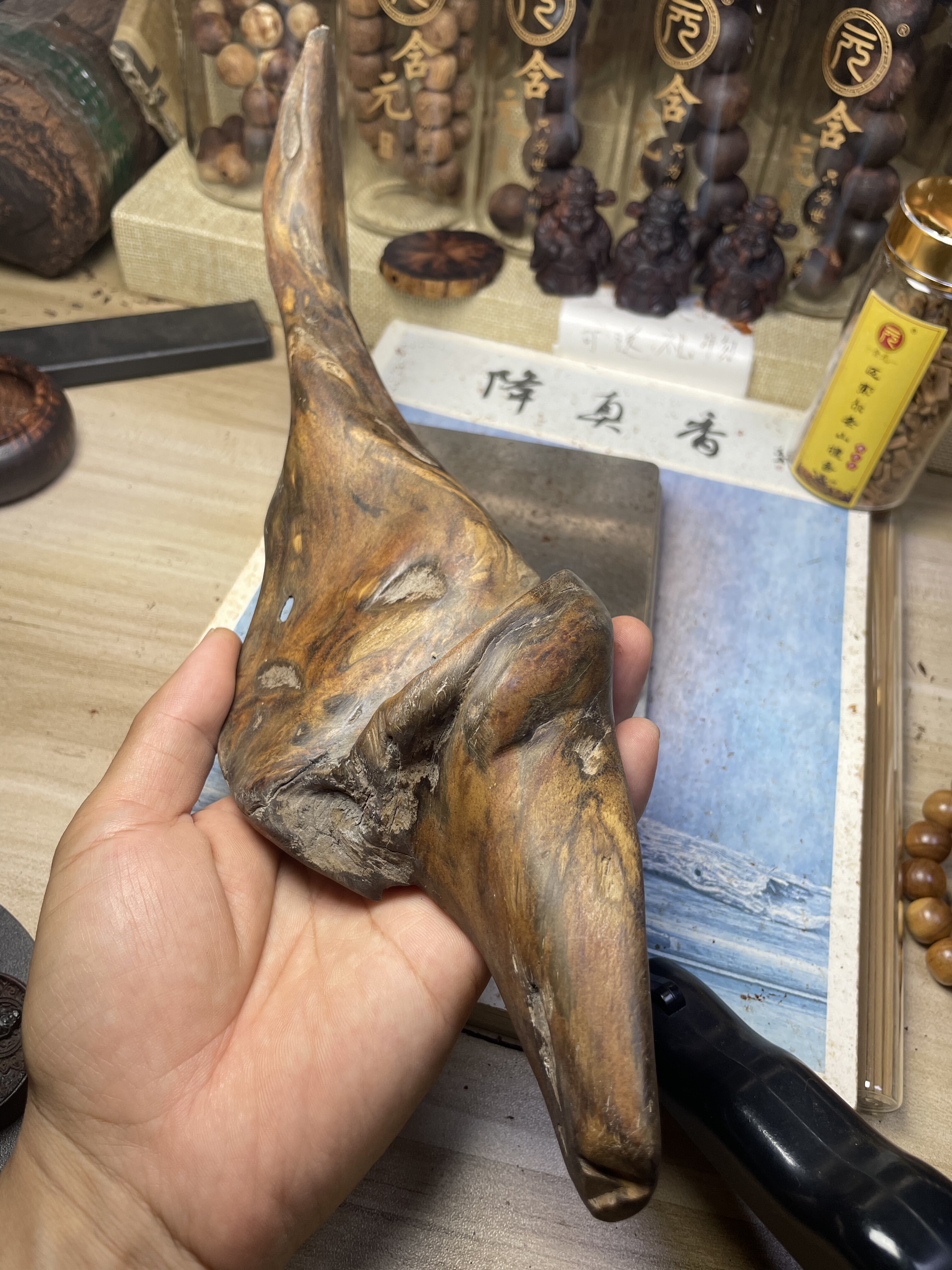 贡木沉香木雕摆件贡香木龙鳞玉化星空原木料雕刻黄年糕料水波收藏图片