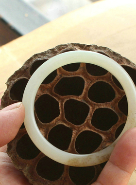 细圆条证书和田玉手镯