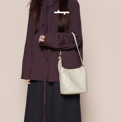 食草堂水桶包小蛮腰系列包包2026新款大容量单肩通勤斜跨包托特包