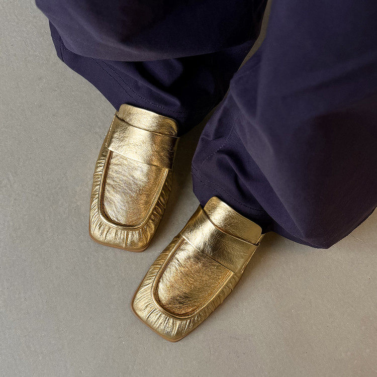 2.5cm英伦风内增高银色乐福鞋女2026春夏新款百搭金色褶皱小皮鞋