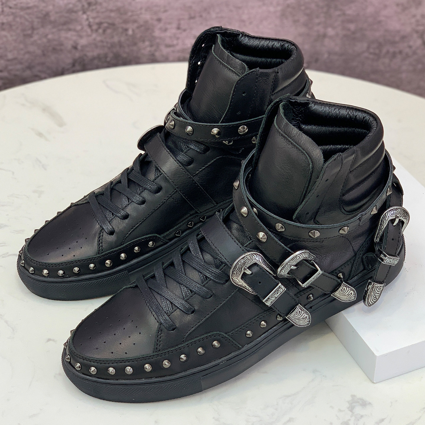 皮带扣铆钉高帮鞋男2025年新款真皮视觉系板鞋暗黑摇滚风马丁靴潮