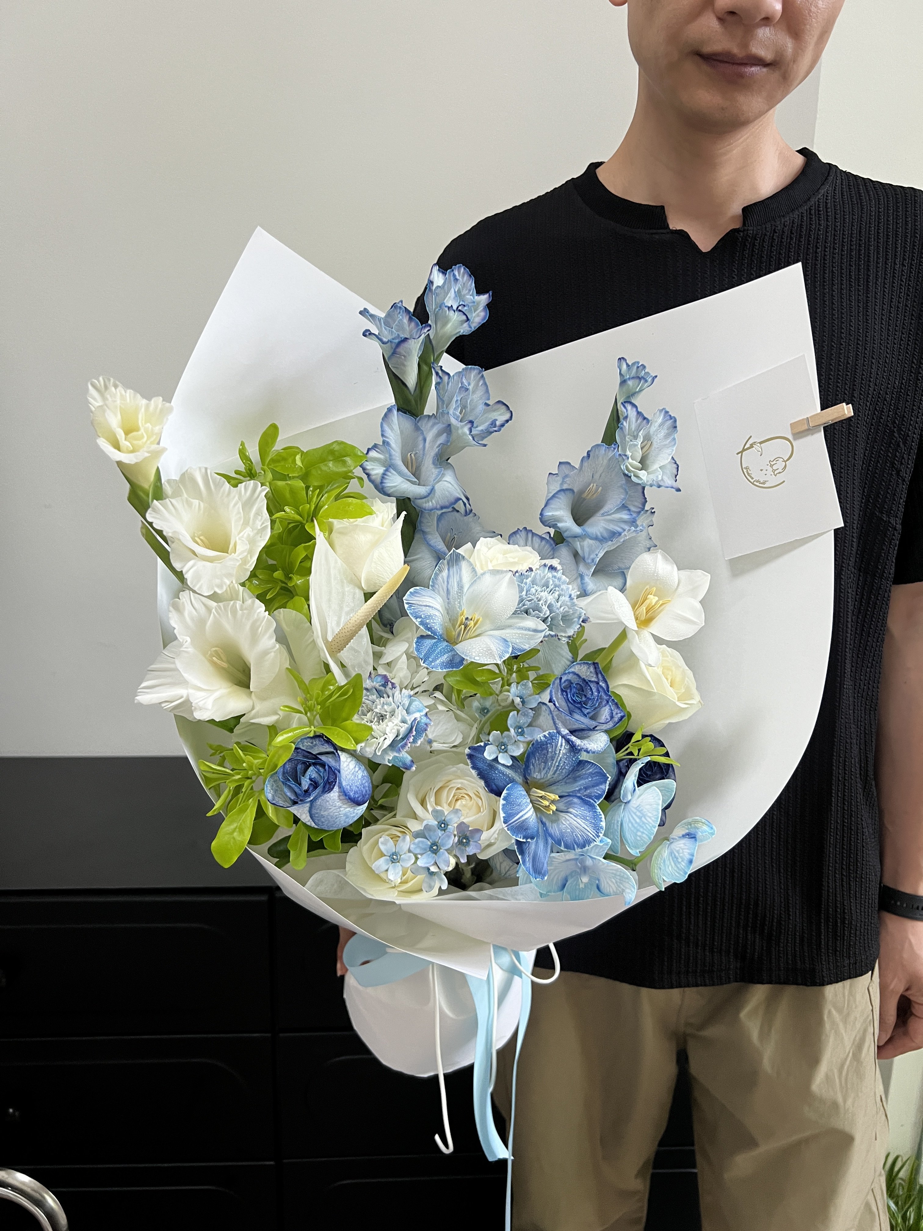 蓝白色花束郁金香午夜蓝送男士领导厦门同城鲜花速递