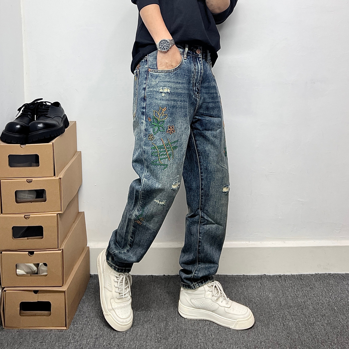 潮流痞帅破洞补丁蓝色牛仔裤男款个性刺绣微宽松休闲锥形小脚裤子