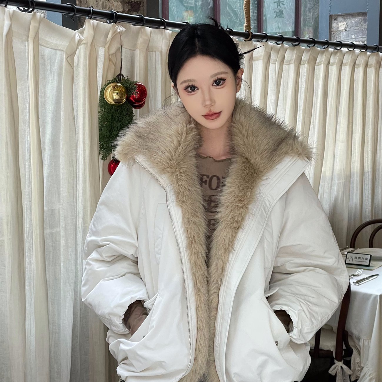 环保皮草拼接花苞毛领羽绒服下摆抽褶花苞设计