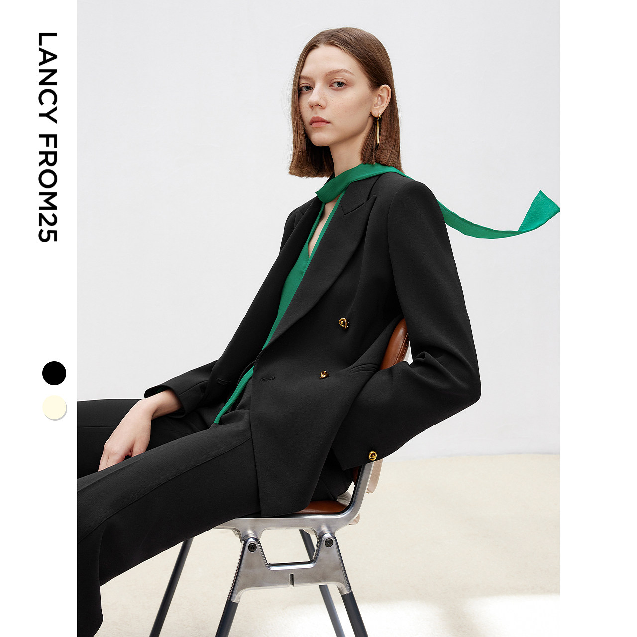 率性戗驳领 复古双排扣 短版廓形