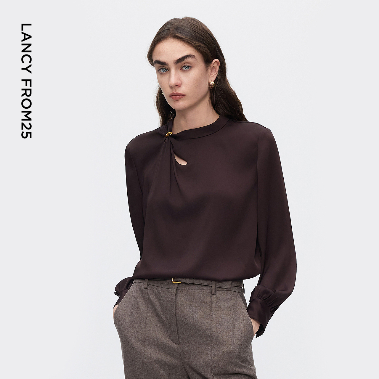 可拆卸金属扣 捏褶镂空 直身廓形