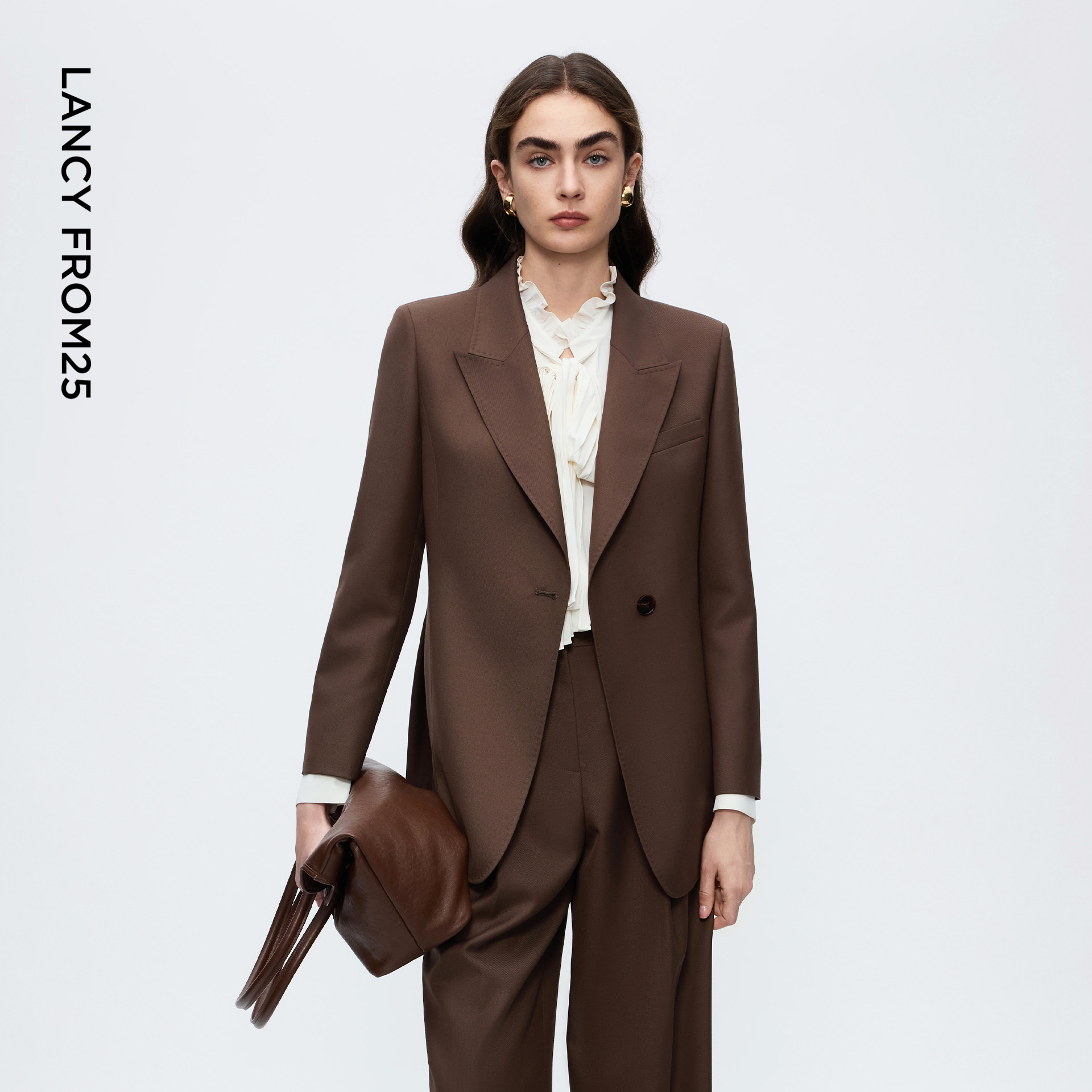 舒适羊毛 率性戗驳领 立裁收腰