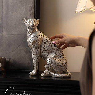 乔迁新居搬家礼物客厅旺宅新家电视酒柜装饰金钱豹摆件高级感小众