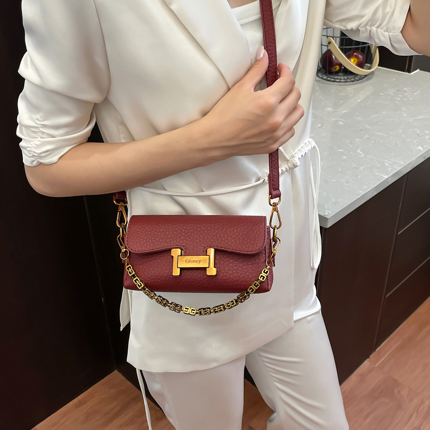 新款潮流包包女小众设计百搭斜挎女包小众高级感时尚链条小方包