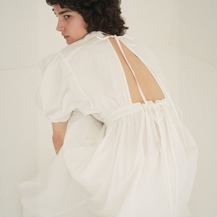 日代 CLANE GATHER ONEPIECE 25SS 后背镂空系带纯色泡泡袖连衣裙