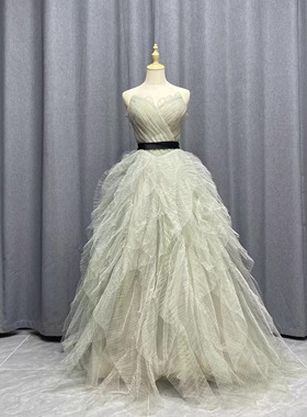 设计款不规则裙摆蓬蓬裙嫩绿色抹胸花边黑色丝绒腰带拖尾绑带礼服