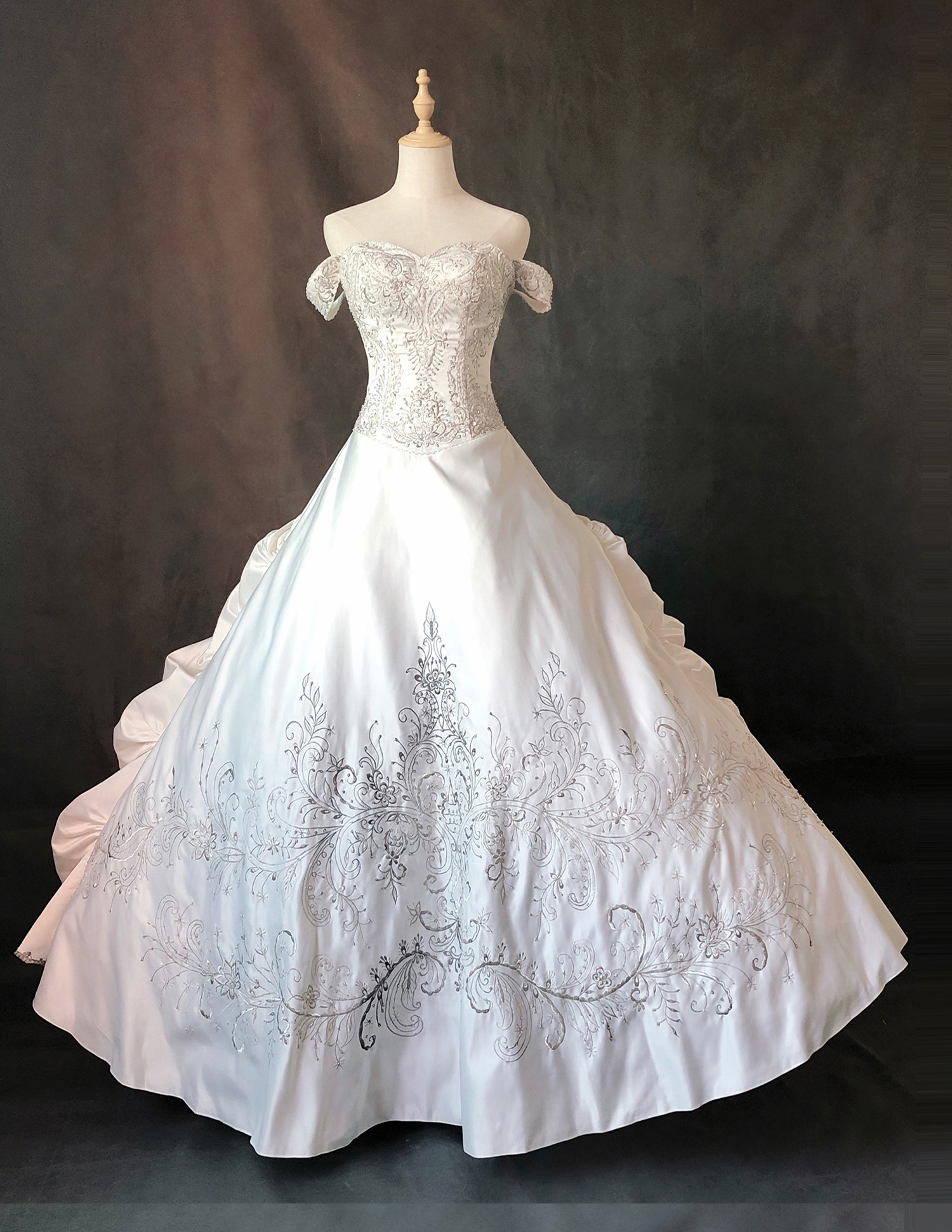 爱德华时期维多利亚洛可可法式宫廷缎面刺绣钉珠一字肩蓬蓬裙婚纱