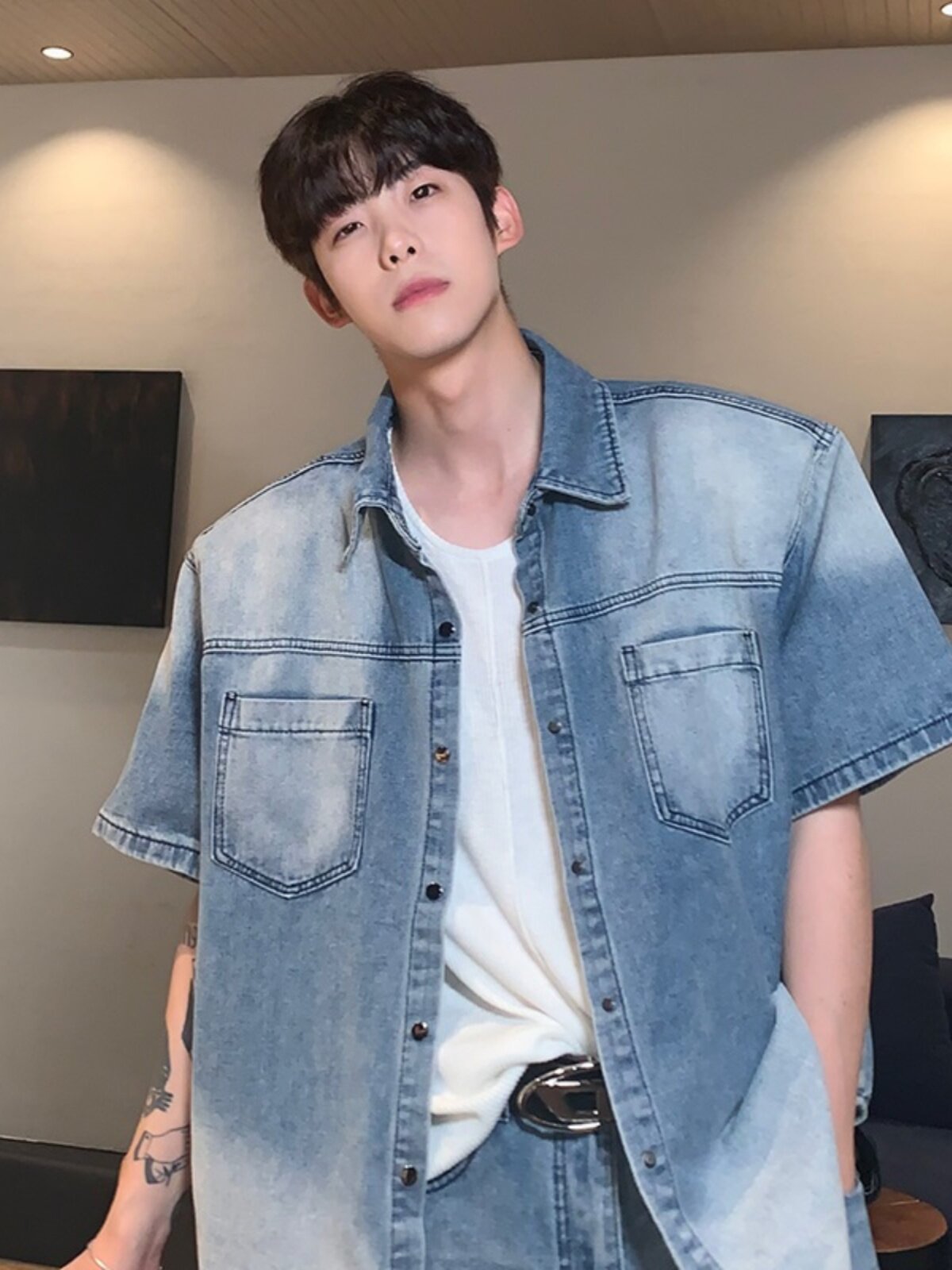 남성용 여름 반팔 셔츠 루즈하고 쿨하고 핸섬한 코디 데님 셔츠 찢어진 데님 팬츠 하이엔드 세트