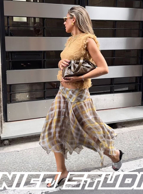 欧美ins博主上身气质高级小众毛毛无袖背心+复古格纹中长款半身裙