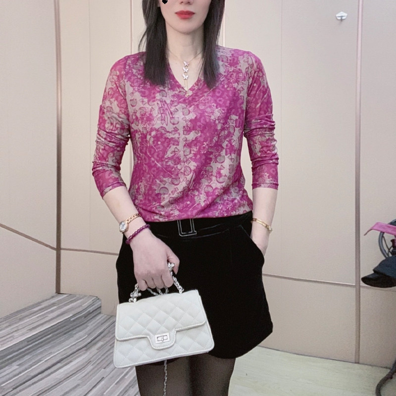 2026秋季新款女装玫瑰红网纱V领长袖显瘦打底衫女印花网纱T恤外穿