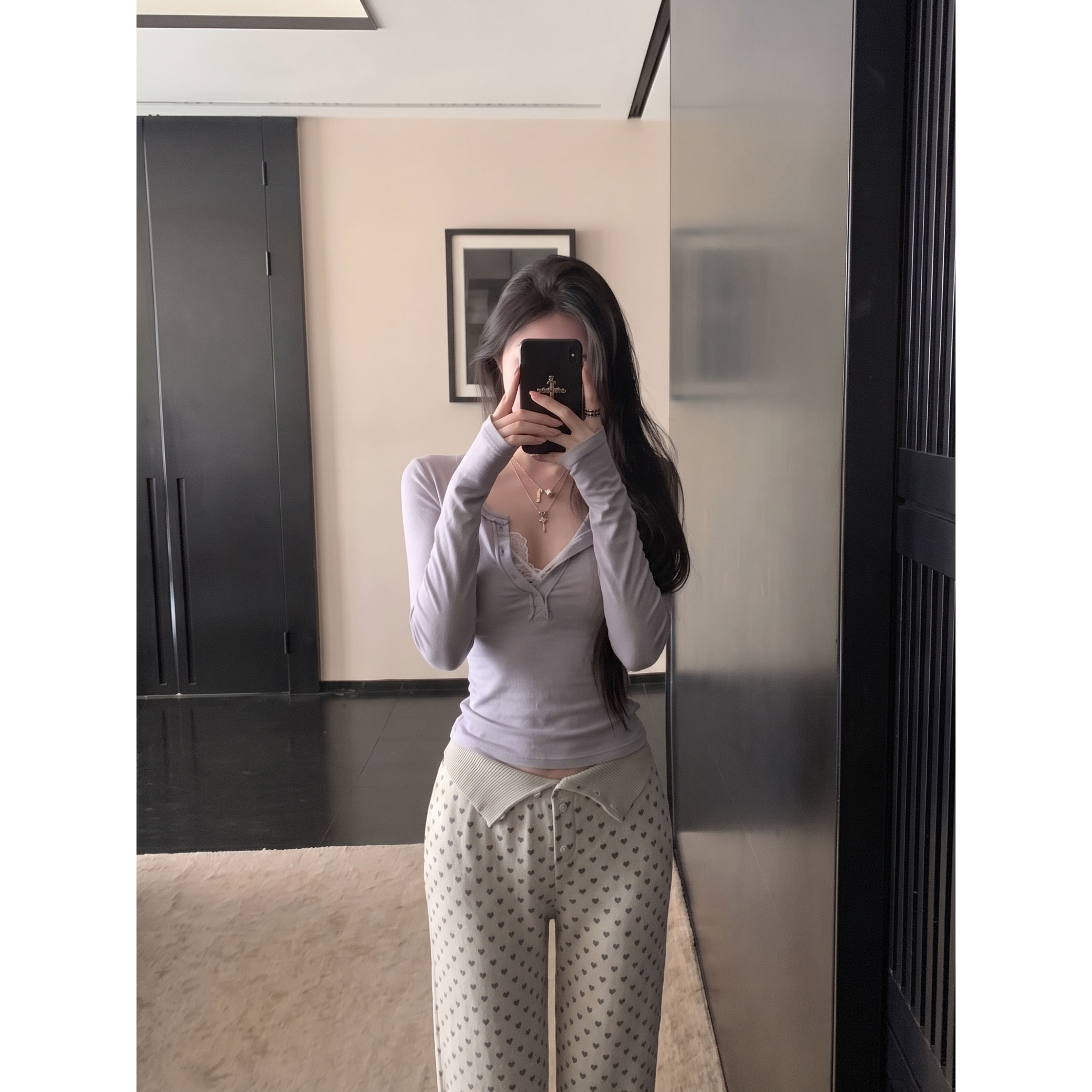 辣妹纯欲风V领纽扣长袖T恤女早秋修身显瘦设计感印花修身外搭上衣