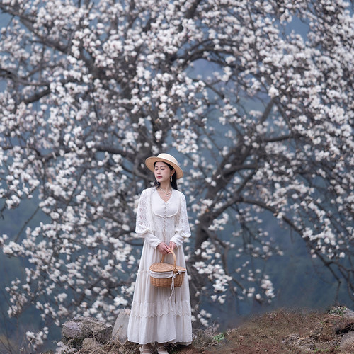 米白色大裙摆连衣裙长