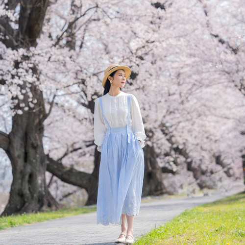 复古文艺白色衬衫蓝色背带裙