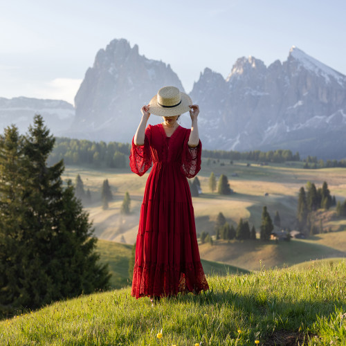 酒红色度假风大裙摆连衣裙