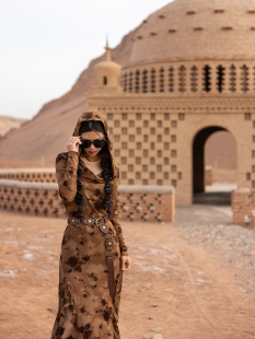 理想三旬女装复古废土风辣妹沙漠旅拍显瘦连帽连衣裙长裙