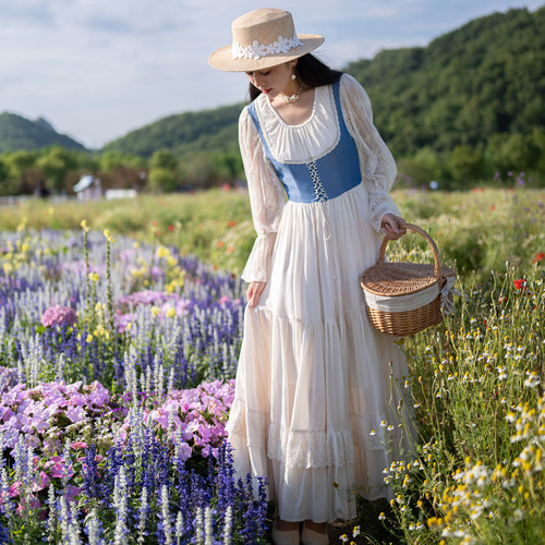 复古蕾丝拼接米白色大裙摆连衣裙
