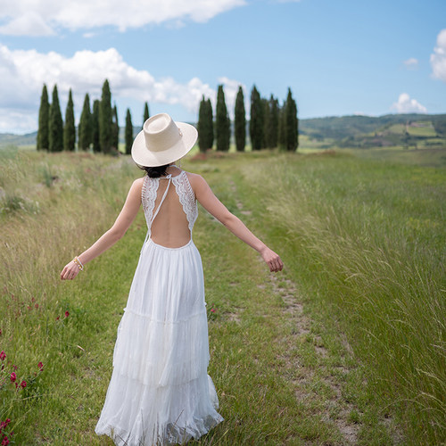 白色蕾丝露背连衣裙大裙摆
