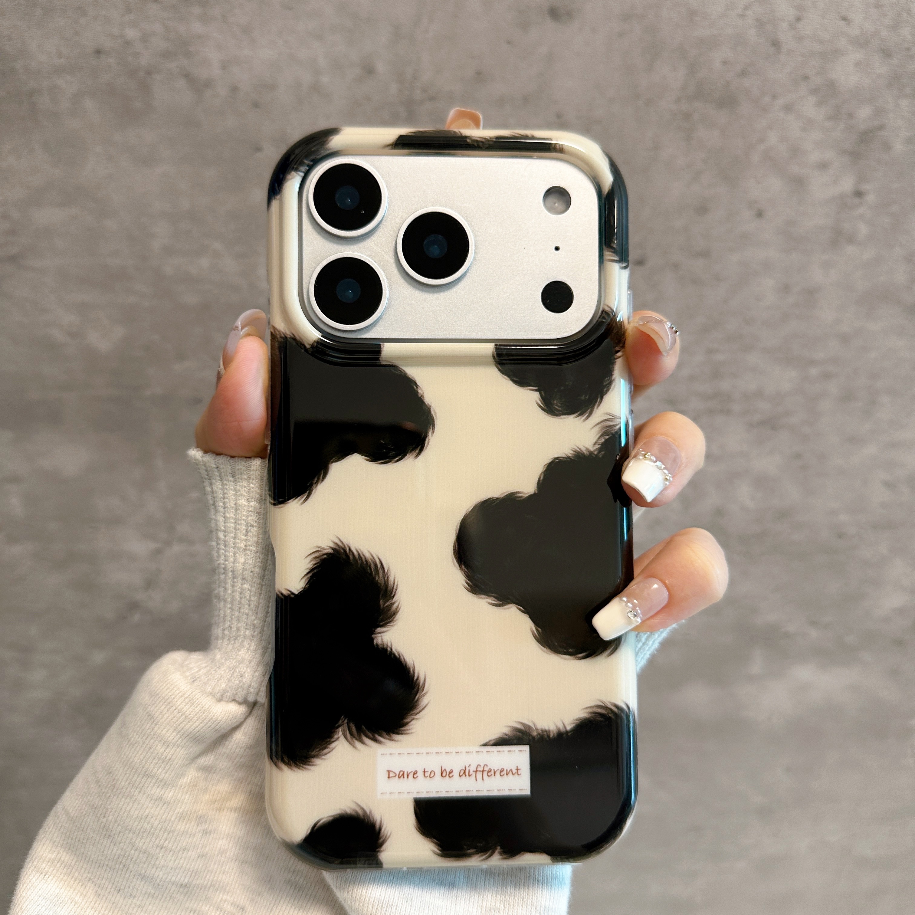 ins风米白底奶牛纹创意个性网红爆款手机壳适用于iPhone17promax新款苹果17pro全包防摔16pro高级感15/14女款