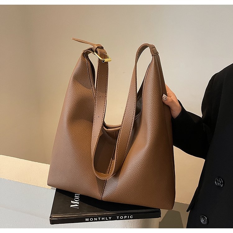 大容量包包女2024新款软皮妈妈单肩包斜挂水桶防水纯色秋冬托特挎