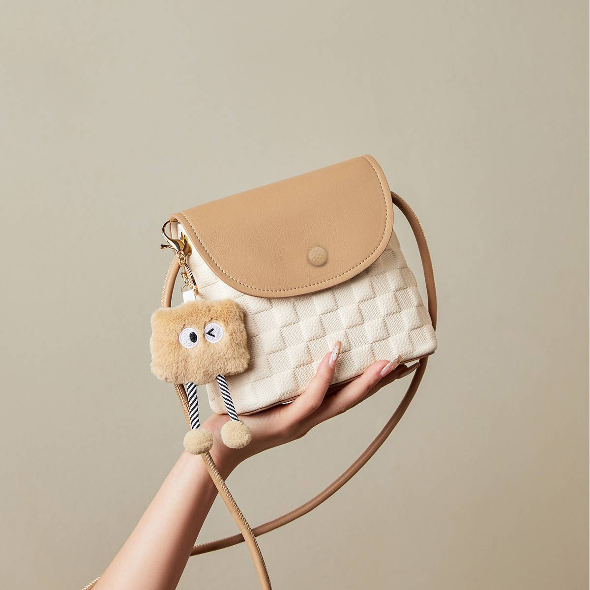 休闲小水桶包包2024新款流行百搭斜挎包时尚通勤小方包