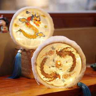 中国风毛绒圆形灯笼龙角刺绣吉祥红龙头手提发光花灯马年提灯成品