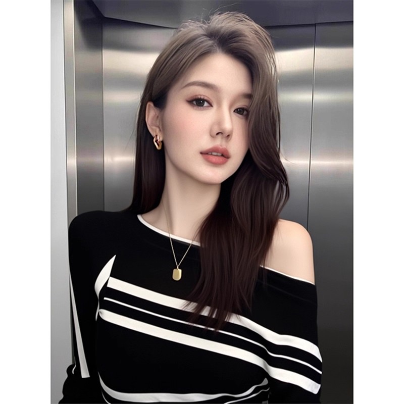 早秋法式新款条纹斜肩长袖t恤女高级设计感小众修身显瘦露肩上衣