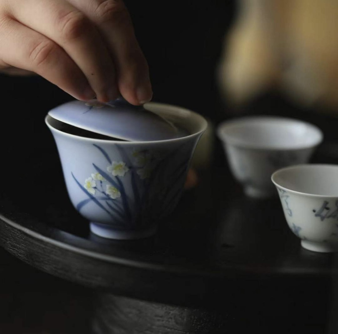 景德镇弥云斋雪中香斗彩蓝底水仙手绘盖碗单个茶杯限量版功夫茶具