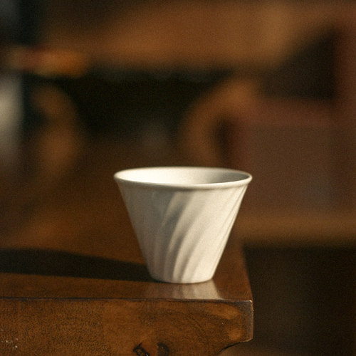 一条出品 米白釉旋纹茶杯 品茗杯杯子内刻兔子主人杯个人单杯陶瓷