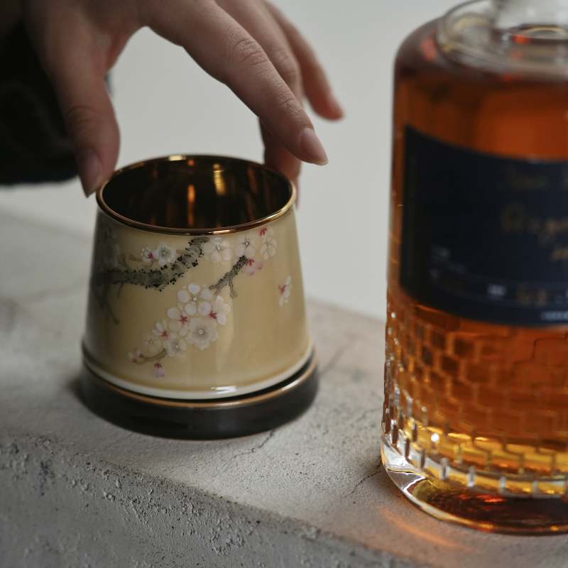 弥云斋春意闹黄釉杏花转转杯